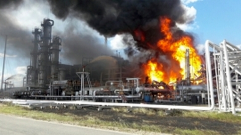 Факел высотой в 15 метров. Работа завода "Лукойла" в Югре приостановлена из-за взрыва газа