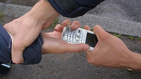 «Отжал» телефон у юноши. Сургутские полицейские по «горячим следам» задержали уличного грабителя 