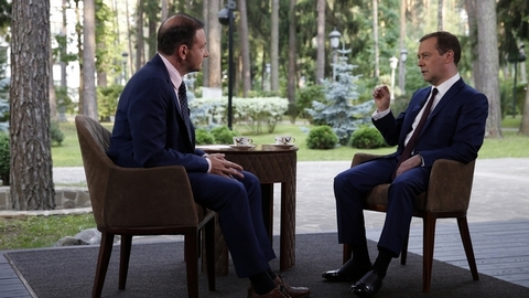Дорого или представительно? Туфли Медведева раскололи интернет на два лагеря