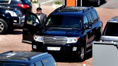 СМИ: В Киеве у Саакашвили угнали бронированный Land Cruiser за $240 тысяч