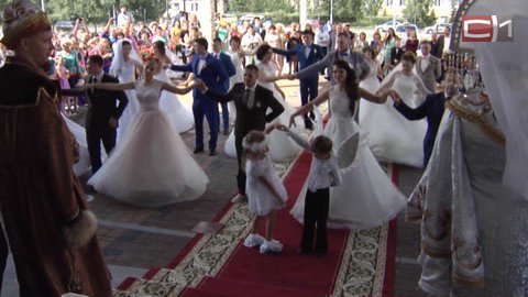 Ах, эта свадьба! В День семьи, любви и верности в Сургуте одновременно зарегистрировали отношения 12 пар