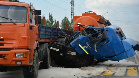 Жуткое ДТП в Югре — столкнулись два грузовика и "Нива", водитель легковушки погиб. ФОТО