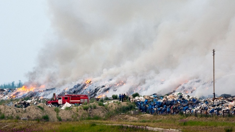 На Ямале почти неделю горит свалка: уровень вредных веществ в воздухе превысил ПДК