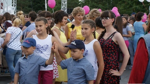 В Тюмени прошел парад близнецов. Среди почти 600 участников - жители Сургута и Нижневартовска