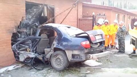 Водитель иномарки, протаранившей стену кафе в Сургуте, уснул за рулем