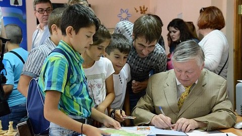 На международный турнир по шахматам в Югру приехал чемпион мира Анатолий Карпов