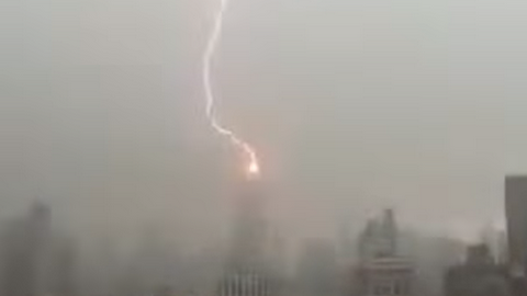 "Боги разгневались". В небоскреб Эмпайр-стейт-билдинг в США ударила молния. ВИДЕО