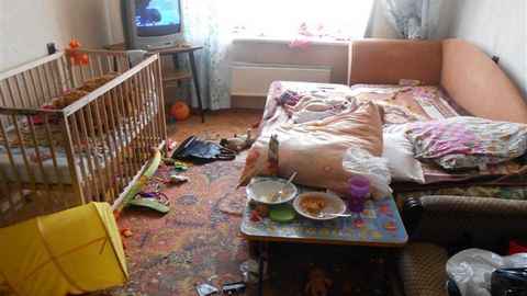 Ушла в загул. 19-летняя мамаша в Нижневартовске на двое суток заперла в квартире 6-месячную и 3-летнюю дочерей
