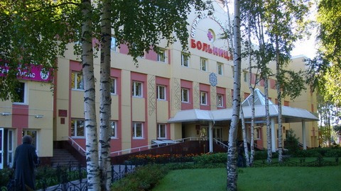 В больнице Ханты-Мансийска погиб 68-летний пациент: выпал из окна 4 этажа