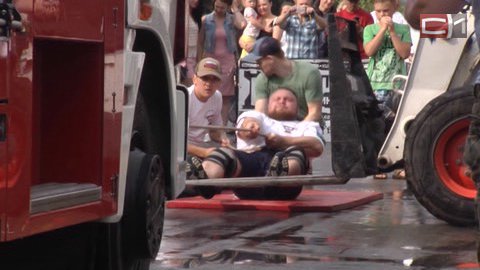 Уральские мужики настолько суровы: на соревнованиях по силовому экстриму в Сургуте спортсмены передвигали пожарную машину
