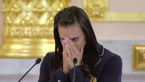 "Не смогла сдержать слез". Исинбаева рассказала, почему расплакалась на встрече с Путиным. ВИДЕО