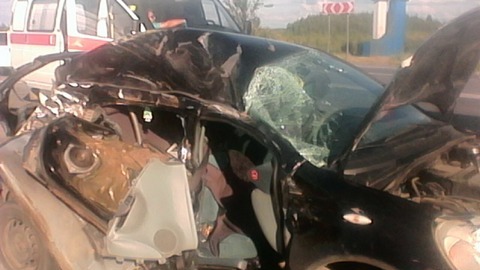 В Сургутском районе "Тойота Ярис" вылетела на встречку и попала под "КАМАЗ". Погиб пассажир иномарки