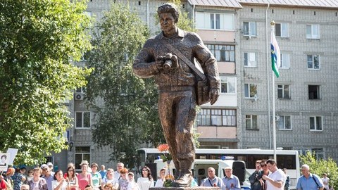 Первый в России. В Тюменской области установили памятник погибшим журналистам