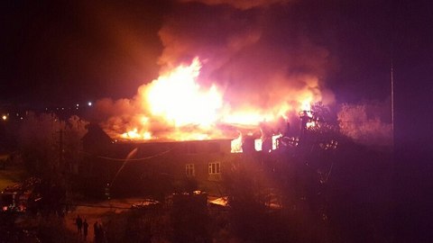 Ночью в Сургуте сгорел двухэтажный дом