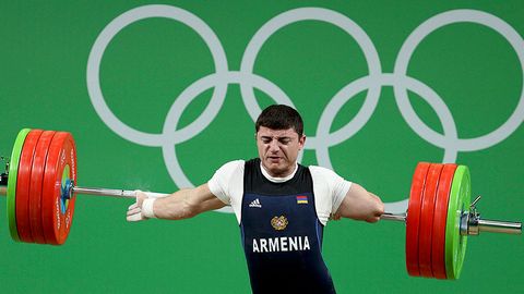 Жуткая травма: у армянского штангиста во время выступления в Рио вывернуло сустав в обратную сторону. ВИДЕО