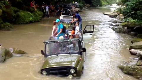 В Сочи спасатели достали из реки застрявший джип с туристами, среди которых двое сургутян