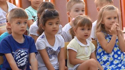 Еще не выговаривают "Р", но уже патриоты! День флага России отмечают даже в детских садах Сургута