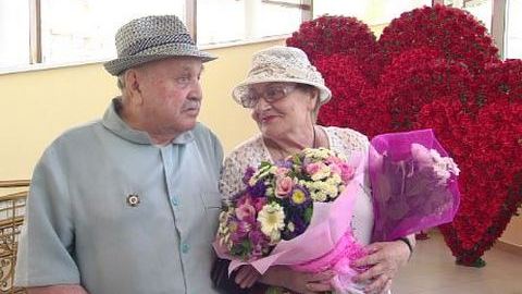 Горько! В Сургуте сегодня поженили 89-летнего Бориса Коннова и 83-летнюю Раису Мартынову 