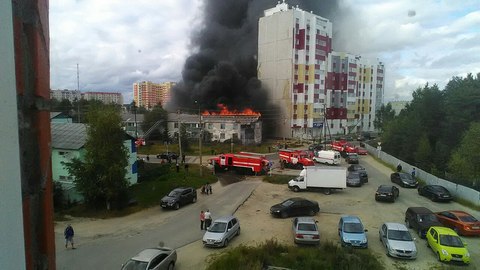 В Сургутском районе в поселке Белый Яр сгорел двухэтажный жилой дом