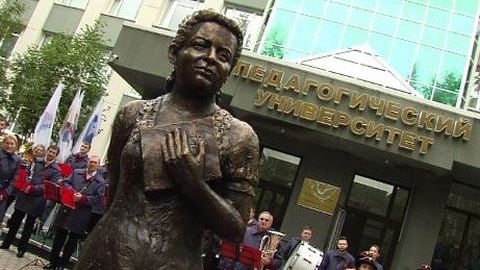 В Сургуте открыли памятник учителю. Автор- всемирно известный скульптор Григорий Потоцкий