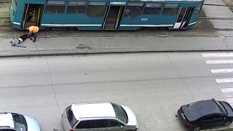 Пассажира в бессознательном состоянии выбросили из трамвая на асфальт и вымели на него мусор. Шокирующее ВИДЕО из Новосибирска