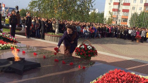 «Мы должны быть готовы к этой войне». Наталья Комарова и Вадим Шувалов почтили память погибших от рук террористов в Беслане. ФОТО
