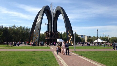 Праздник продолжается! В Сургуте состоялось торжественное открытие памятника нефтяникам. ФОТО