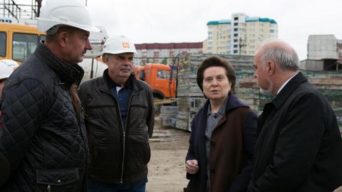 Как идут работы? Наталья Комарова проинспектировала строительство перинатального центра и олимпийского бассейна в Сургуте