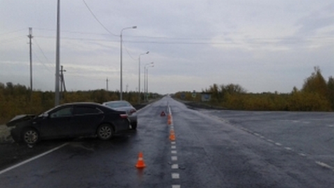 В ДТП на трассе Сургут-Салехард столкнулись две Toyota Camry: пострадал один из водителей и ребенок