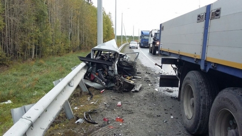 Второе ДТП за утро в Нефтеюганском районе: ВАЗ влетел под грузовик, погиб молодой водитель. ФОТО