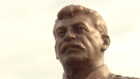 Незаконный бюст Сталина в Сургуте незаконно облили краской