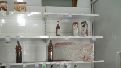 В Югре продуктовый магазин ограбили на 75 тысяч рублей: украли алкоголь и продукты питания