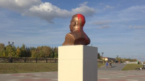 Отмытый памятник Сталину в Сургуте вновь облили краской. Диверсантов пока не поймали