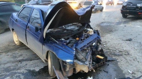 В Нижневартовске столкнулись Lexus и ВАЗ: пострадали оба водителя