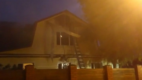 В Сургуте ночью горела сауна. Пожар тушили около двух часов