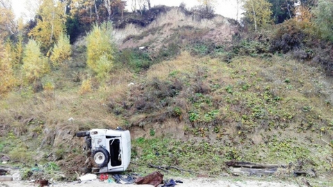 В Югре «УАЗ» сорвался с обрыва: пассажир погиб, водитель - травмирован