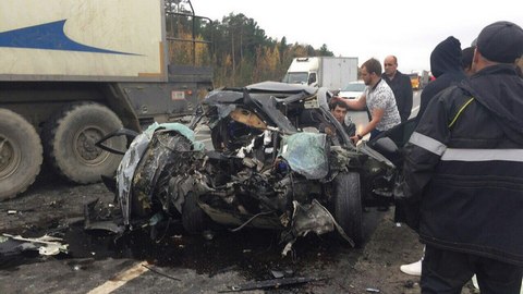 Nissan въехал в грузовик в Сургутском районе, погибла женщина. На подъезде к городу образовалась пробка. ФОТО