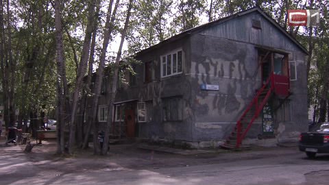 "Потерпите годик". Жильцы одного из аварийных домов Сургута опасаются, что здание не достоит до расселения