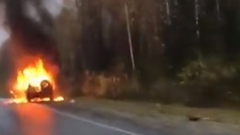 На трассе Тюмень-Ханты-Мансийск взорвался Toyota Land Cruiser. ВИДЕО
