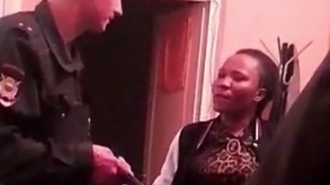 Со стажем. В Нижневартовске полицейские задержали негритянку, зарабатывающую проституцией. ВИДЕО