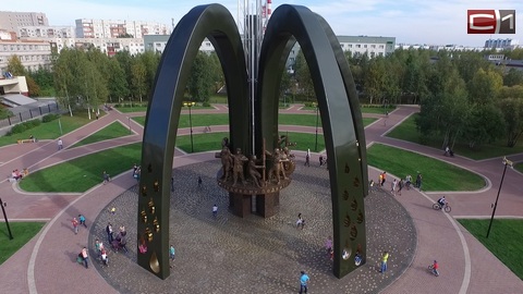 За «Макдональдс» ответит! Вадим Шувалов пригласил Артемия Лебедева в Сургут посмотреть на памятник нефтяникам воочию