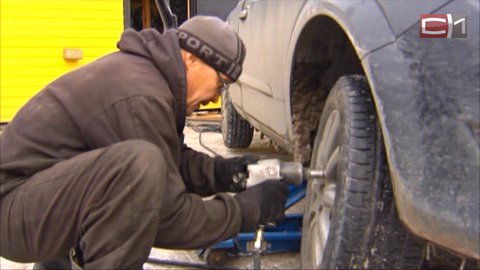 Время "переобуваться"! ГИБДД советует сургутским автомобилистам сменить летние шины на зимние