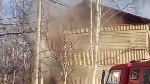 19 спасателей работают на месте пожара в Нефтеюганске: горел двухэтажный жилой дом