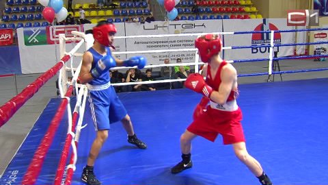 Турнир по боксу памяти тренеров-преподавателей собрал в Сургуте 60 спортсменов. Трое стали кандидатами в мастера спорта 