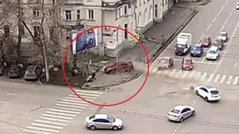 В Челябинске женщина с коляской чудом увернулась от вылетевшей на тротуар иномарки. ВИДЕО