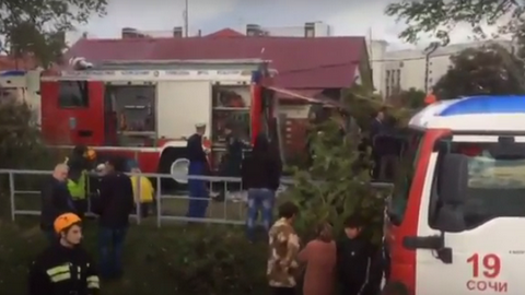 Вертолет рухнул на дом. В авиакатастрофе в Сочи погиб человек, еще 5 пострадали. ВИДЕО