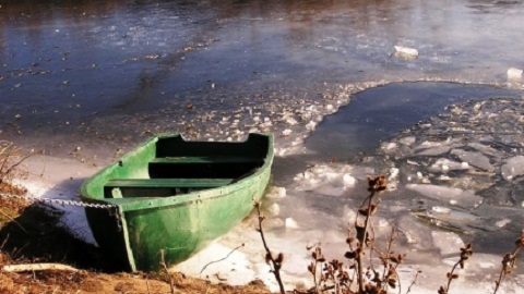 Выходить на лед, затянувший реки Югры, пока опасно. Уже есть погибший