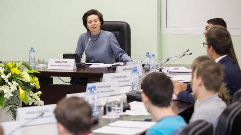 Наталья Комарова в Сургуте обсудила со студентами популяризацию русского языка и прочитала стих Есенина