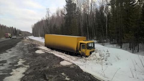 На трассе "Тюмень-Ханты-Мансийск" грузовик опрокинулся в кювет. Водитель в больнице