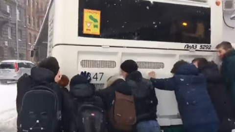 Тимуровцы. В Санкт-Петербурге школьникам пришлось толкать увязший в сугробе автобус. ВИДЕО